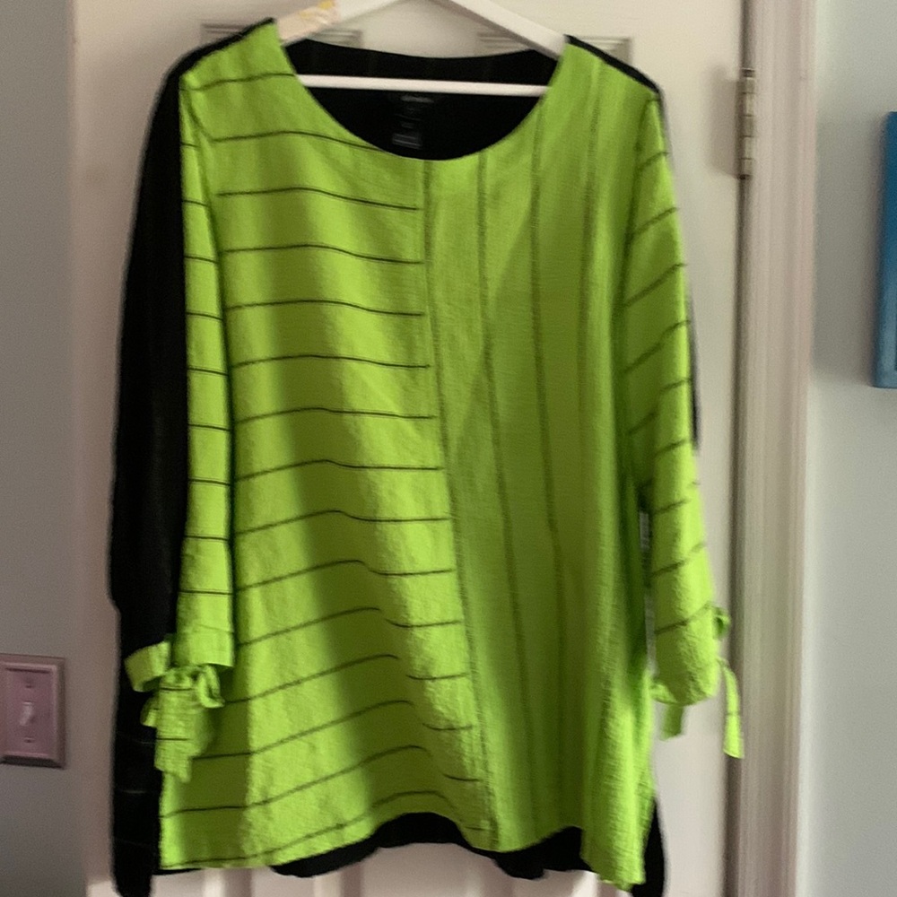 Fun Ali Miles top.